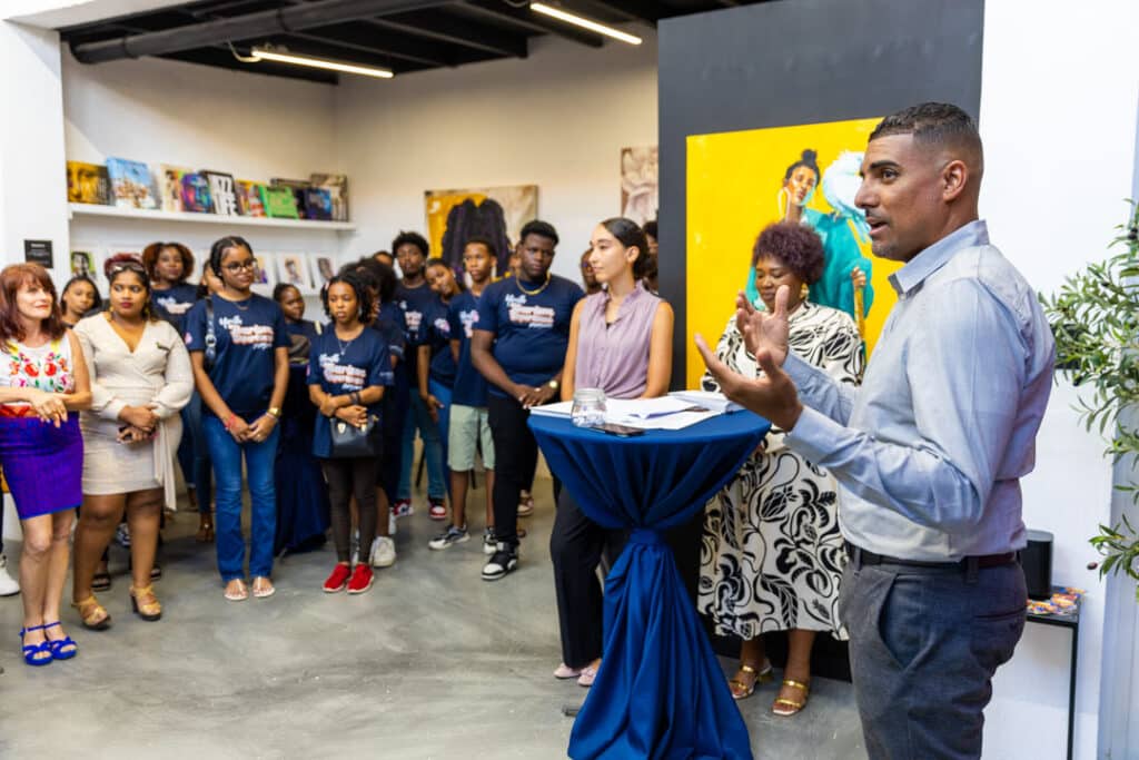 Person giving a speech at an art gallery in Curaçao